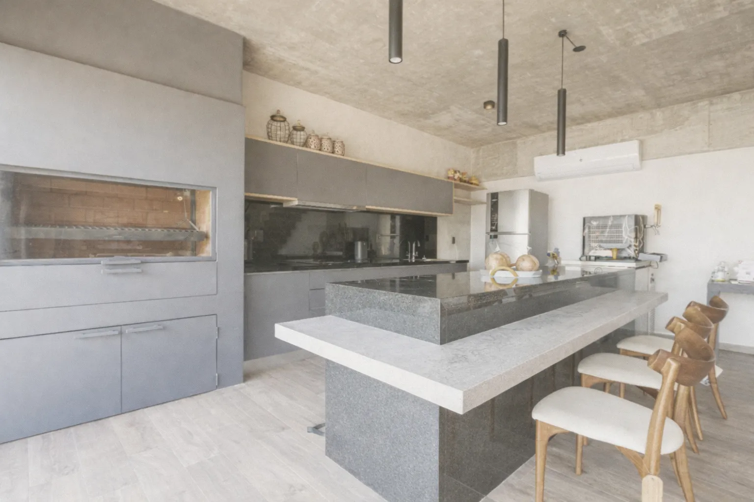 Cocina con mala iluminación y poca nitidez