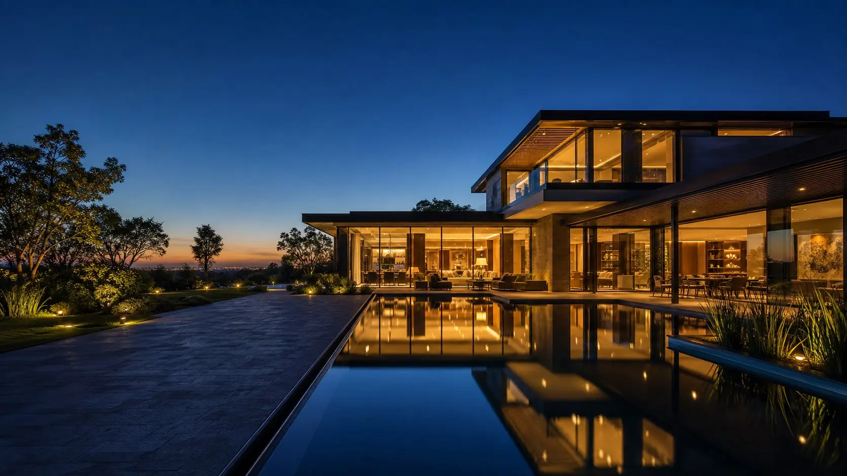 Casa de lujo moderna a la hora azul con todas las luces encendidas: bella, impecable y todavía sin vender
